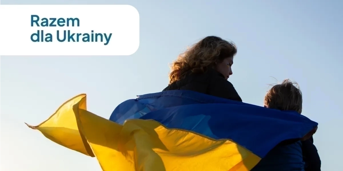 Dwie osoby siedzące z flagą Ukrainy