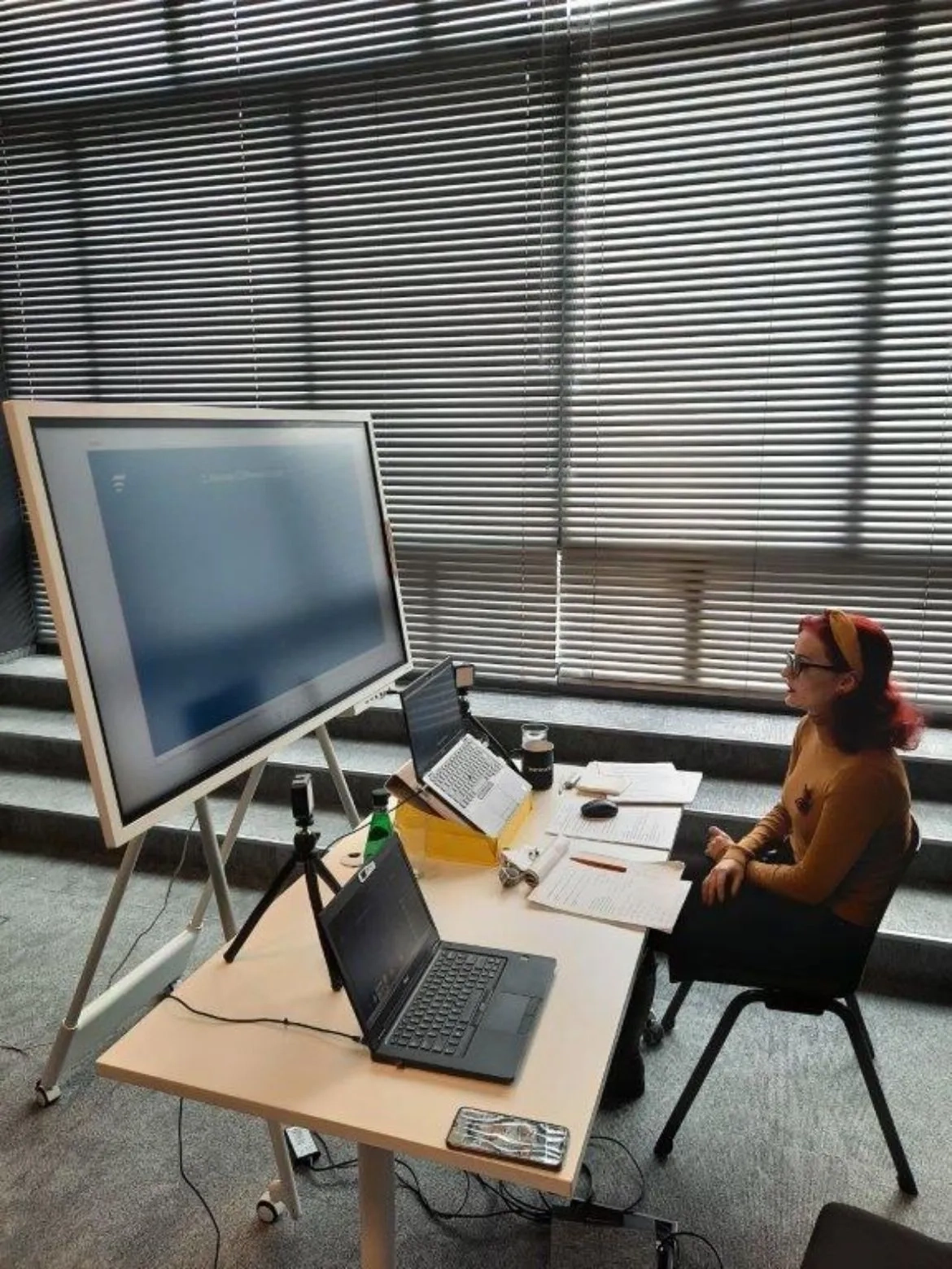 Kobieta prowadząca szkolenie online