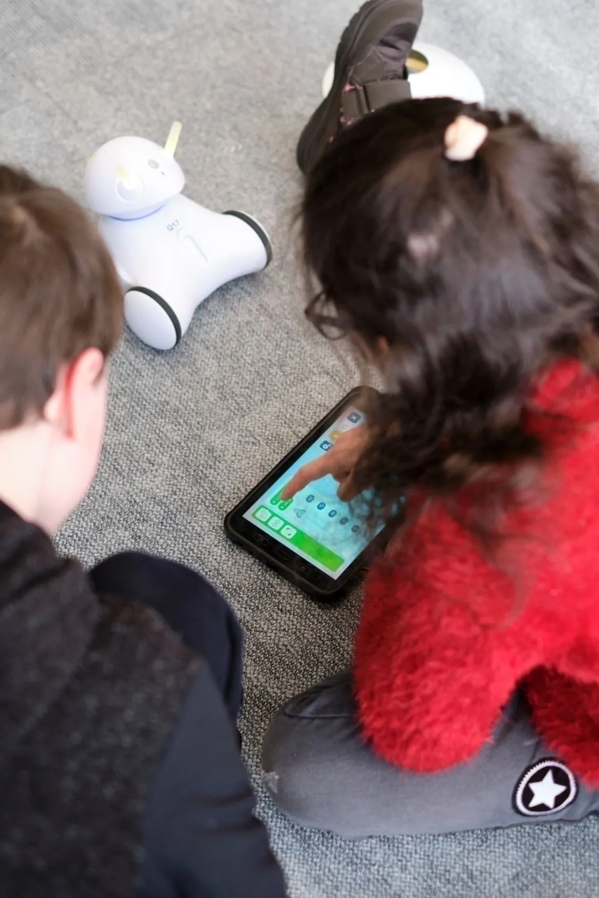 Dzieci grające w grę edukacyjną na tablecie