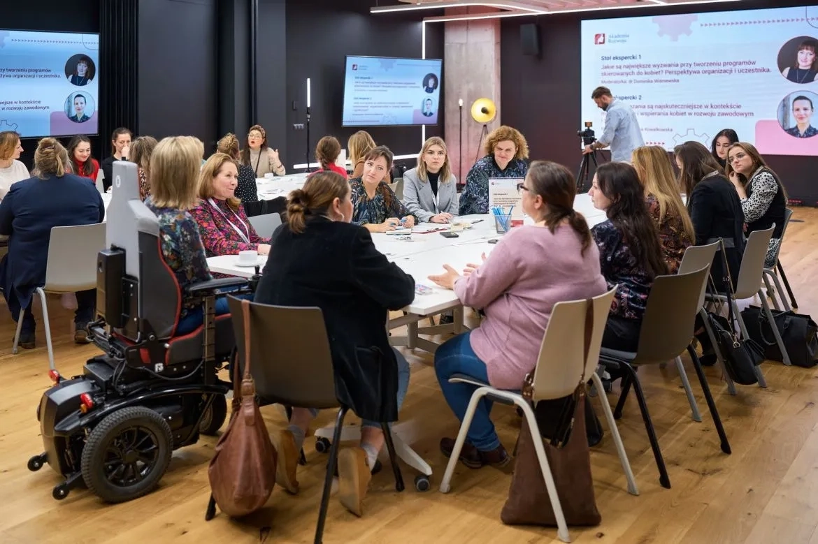 Uczestniczki projektu pracujące w grupach