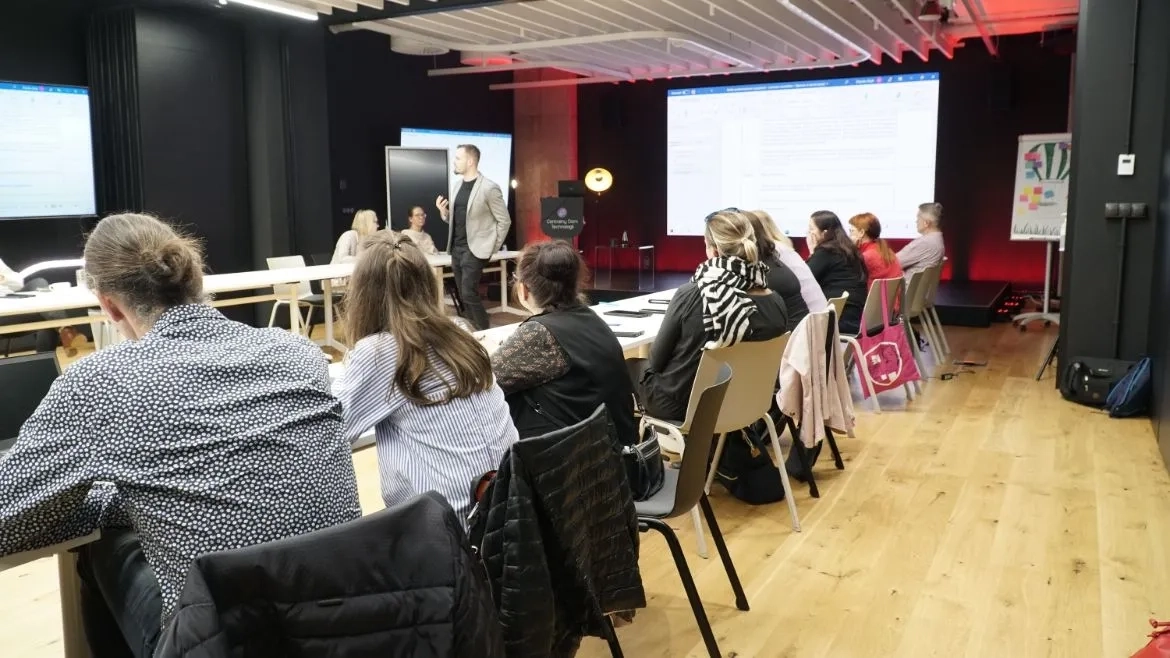 Sala konferencyjna pełna ludzi