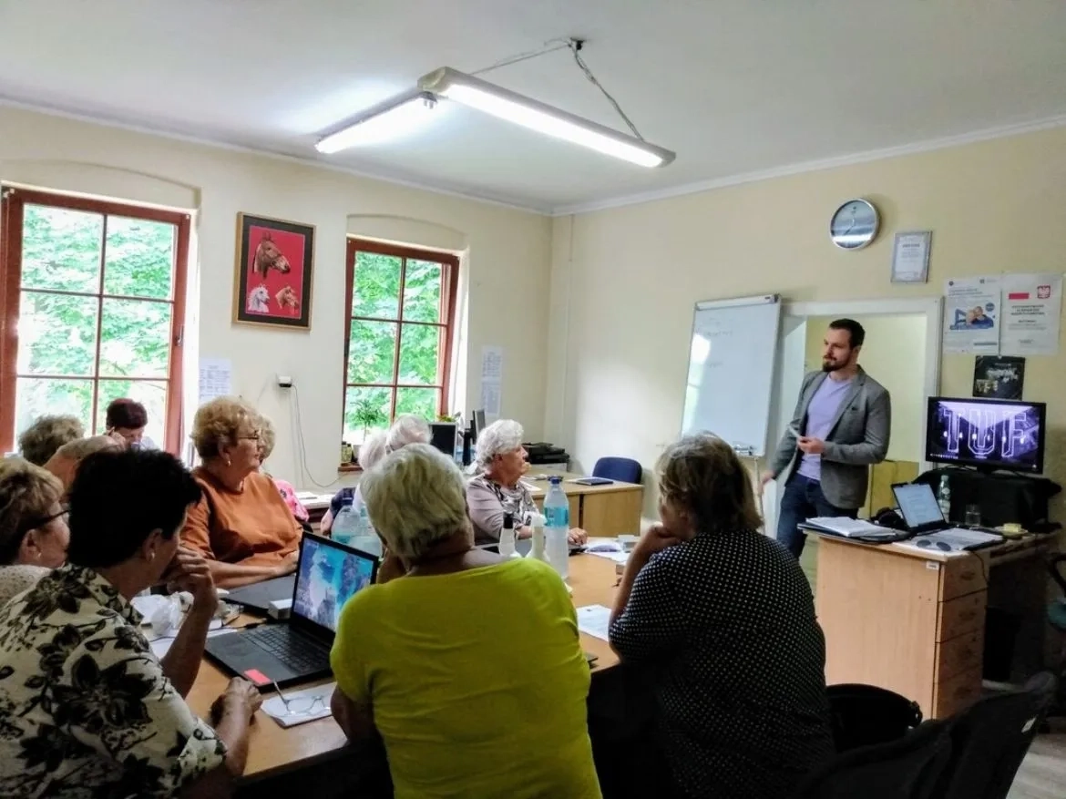 Grupa starszych osób uczestniczy w projekcie