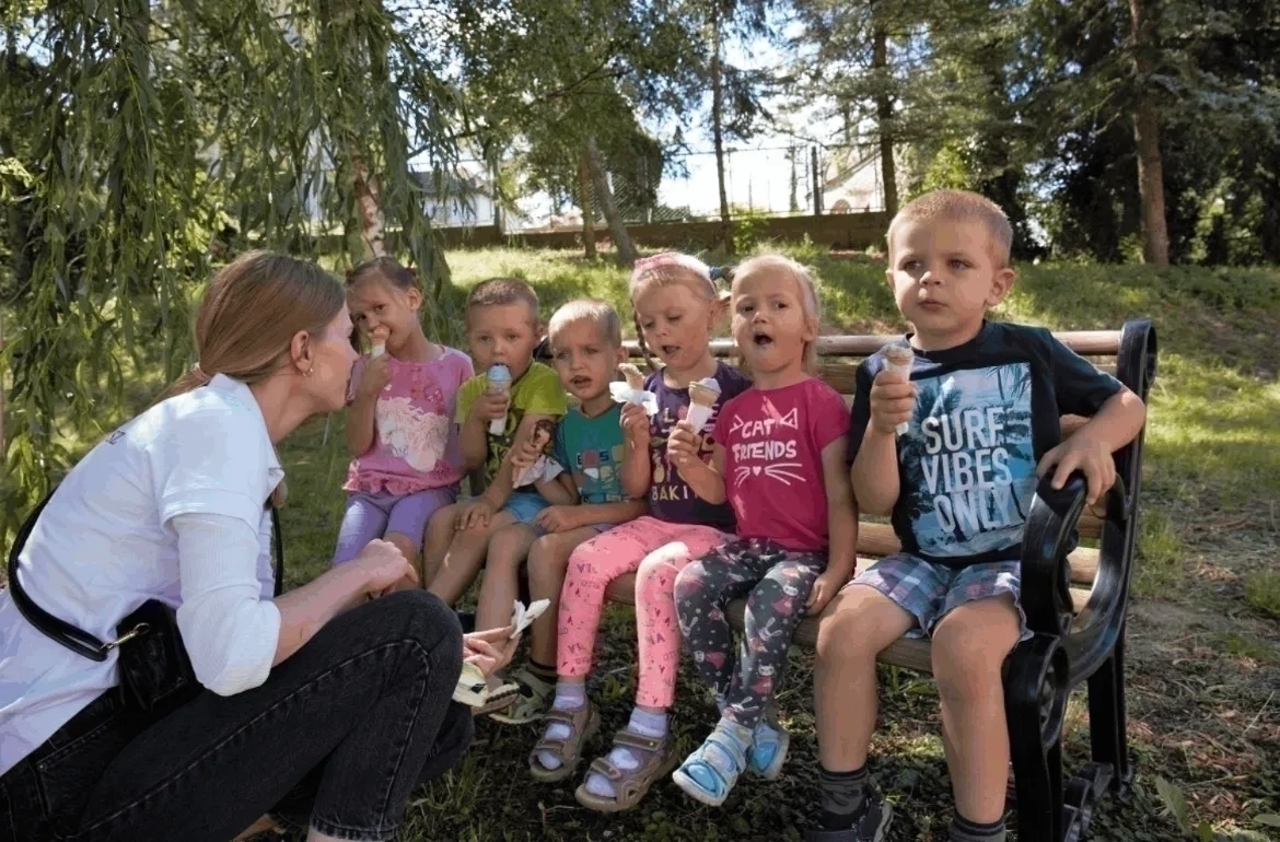 dzieci jedzące lody na ławce w parku