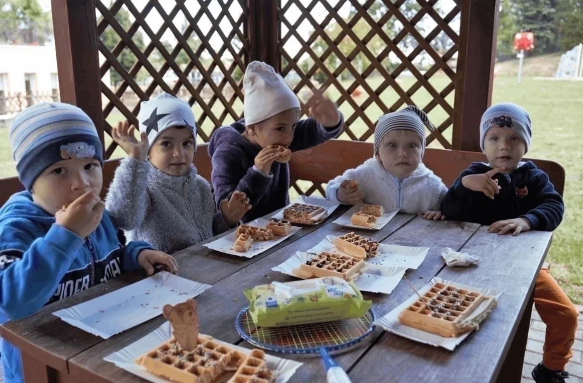 dzieci jedzące gofry