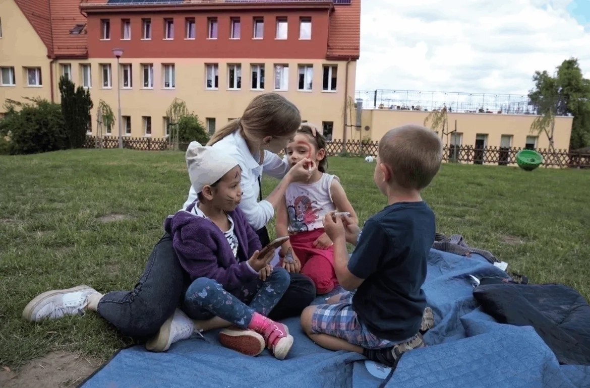 wolontariuszka malująca dzieciom twarze