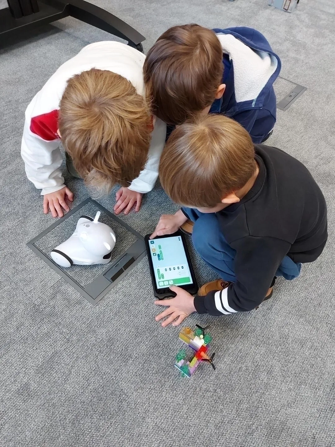 Trzech chłopców na zajęciach robotyki